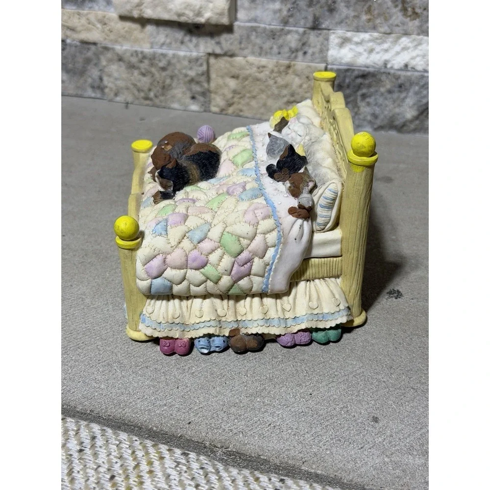 San Francisco Music Box Co Marjorie Sarnat Cat Bed Music Box 1995 Sleeping‎ Cats